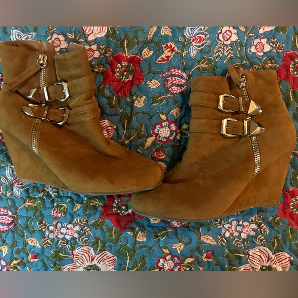 🆓Women’s 7.5 camel suede booties